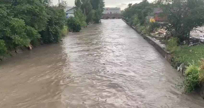 Mansur Yavaş: “Ankara Çayı Tam Kapasiteye Ulaştı. Sahadayız, Teyakkuz Halindeyiz. Tüm İhbarlara Müdahale Etmeye Devam Ediyoruz” Ankara Büyükşehir Belediye (ABB) Başkanı Mansur Yavaş, “Ankara'da afet seviyesinde