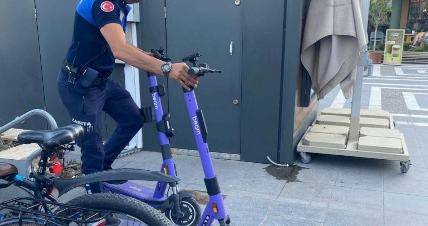 Marmaris Zabıtası Uygunsuz Park Edilen Skuterleri Topladı Marmaris Belediyesi’ne bağlı zabıta ekipleri uygunsuz olarak park edilen ve