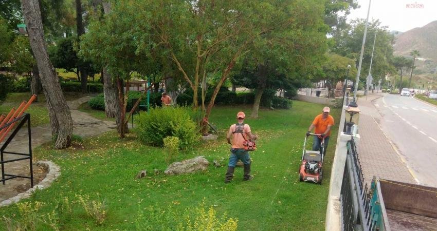 Marmaris Belediyesi ekipleri, ilçedeki yeşil alanlarda peyzaj çalışmalarını sürdürüyor. 