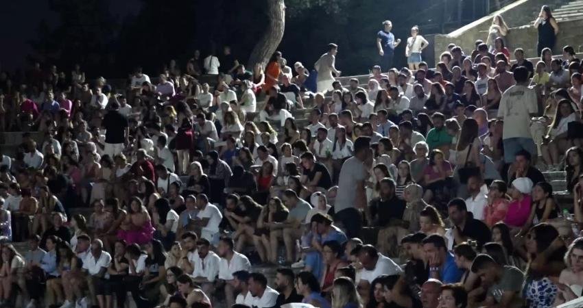 Ünlü sanatçı Cem Adrian, Marmaris Amfi Tiyatro’da konser verdi. Marmaris