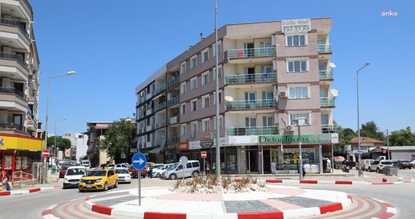 Menderes Belediyesi tarafından ilçedeki bordür ve kaldırımlarda boyama çalışması gerçekleştiriliyor.