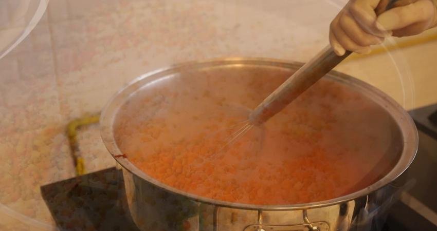 Merkezefendi Belediyesi Aşevi’nde hazırlanan sıcak yemekler ihtiyaç sahibi vatandaşlara ulaştırılıyor.