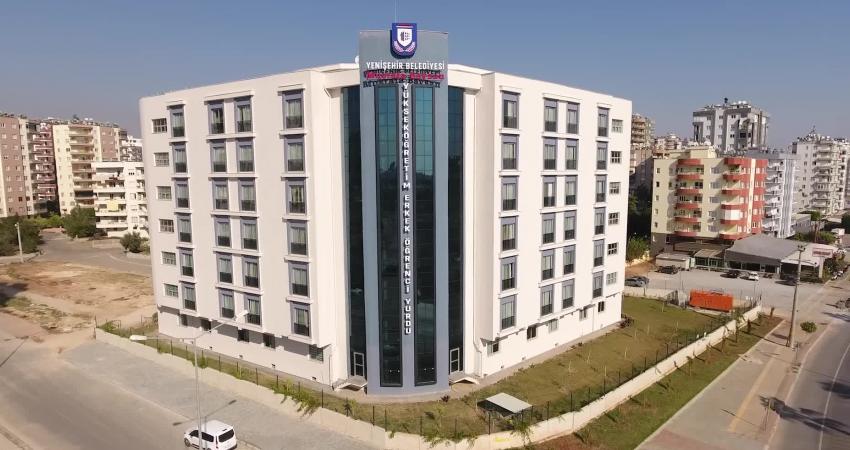 Mersin’e gelen depremzedelerin konaklaması için geçici barınma merkezleri açan Yenişehir