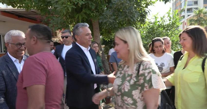 Muratpaşa Belediye Başkanı Ümit Uysal, belediye personeliyle bir araya geldiği