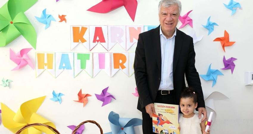 Narlıdere Belediyesi’nin bünyesindeki Nar Çiçekleri Anaokulları’nda okuyan minik öğrenciler karne