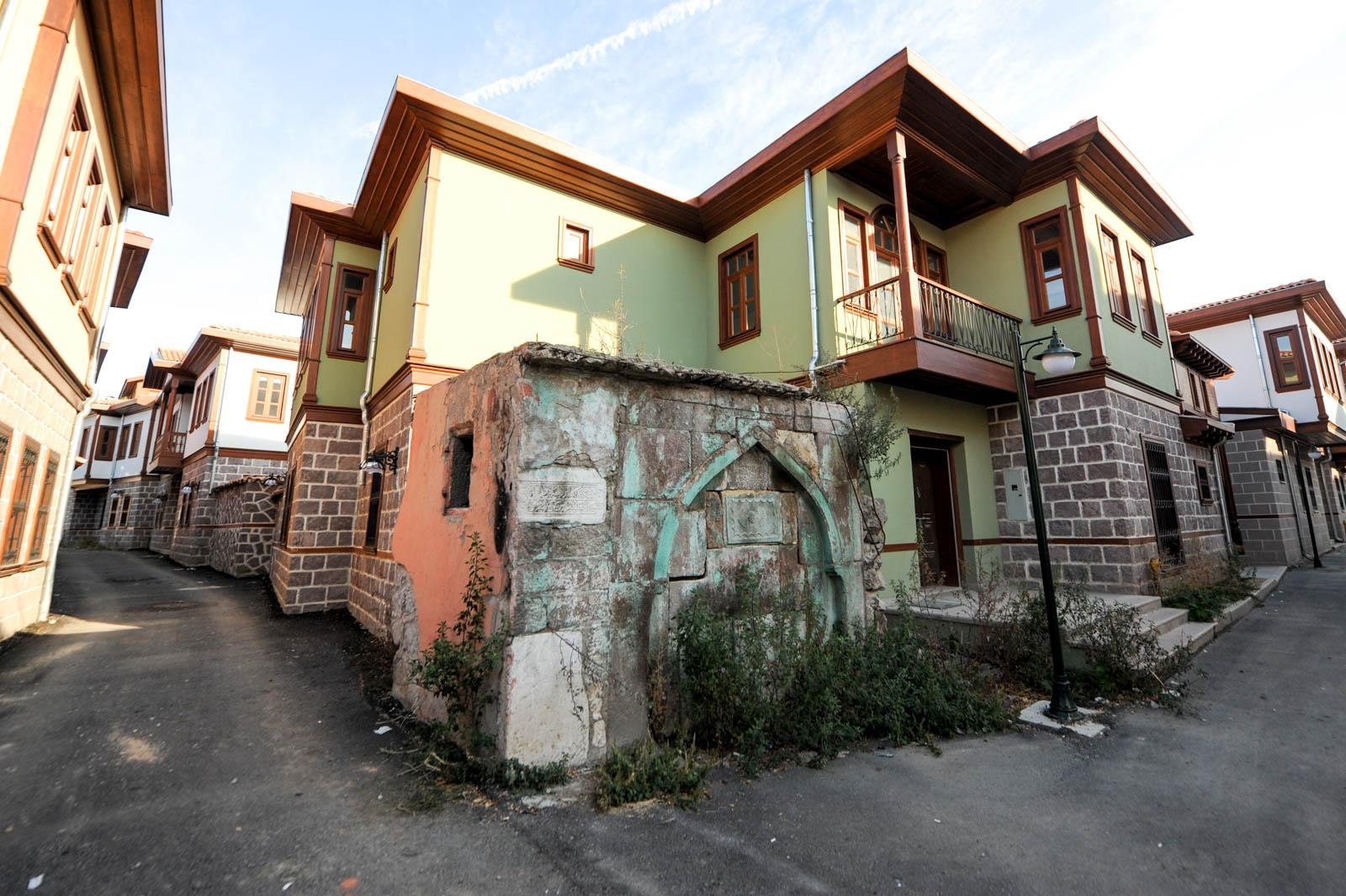 Ankara Altındağ’da Öksüzce Çeşmesi Öksüz Kalmadı Öksüzce çeşmesi gün yüzüne çıktı. Altındağ’da geçtiğimiz aylarda restorasyon çalışmalarına