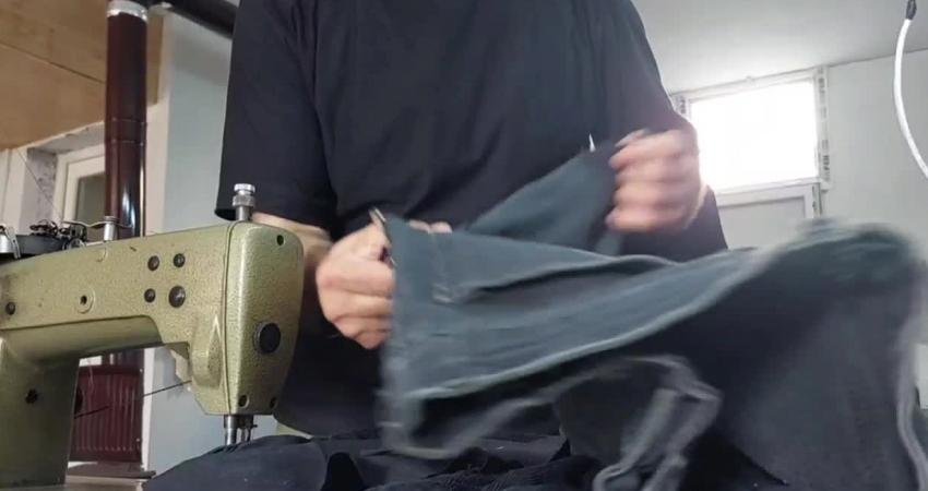 Osmaniye'de 25 yıldır terzilik yapan Mehmet Sarpkaya, yeni elbise alan