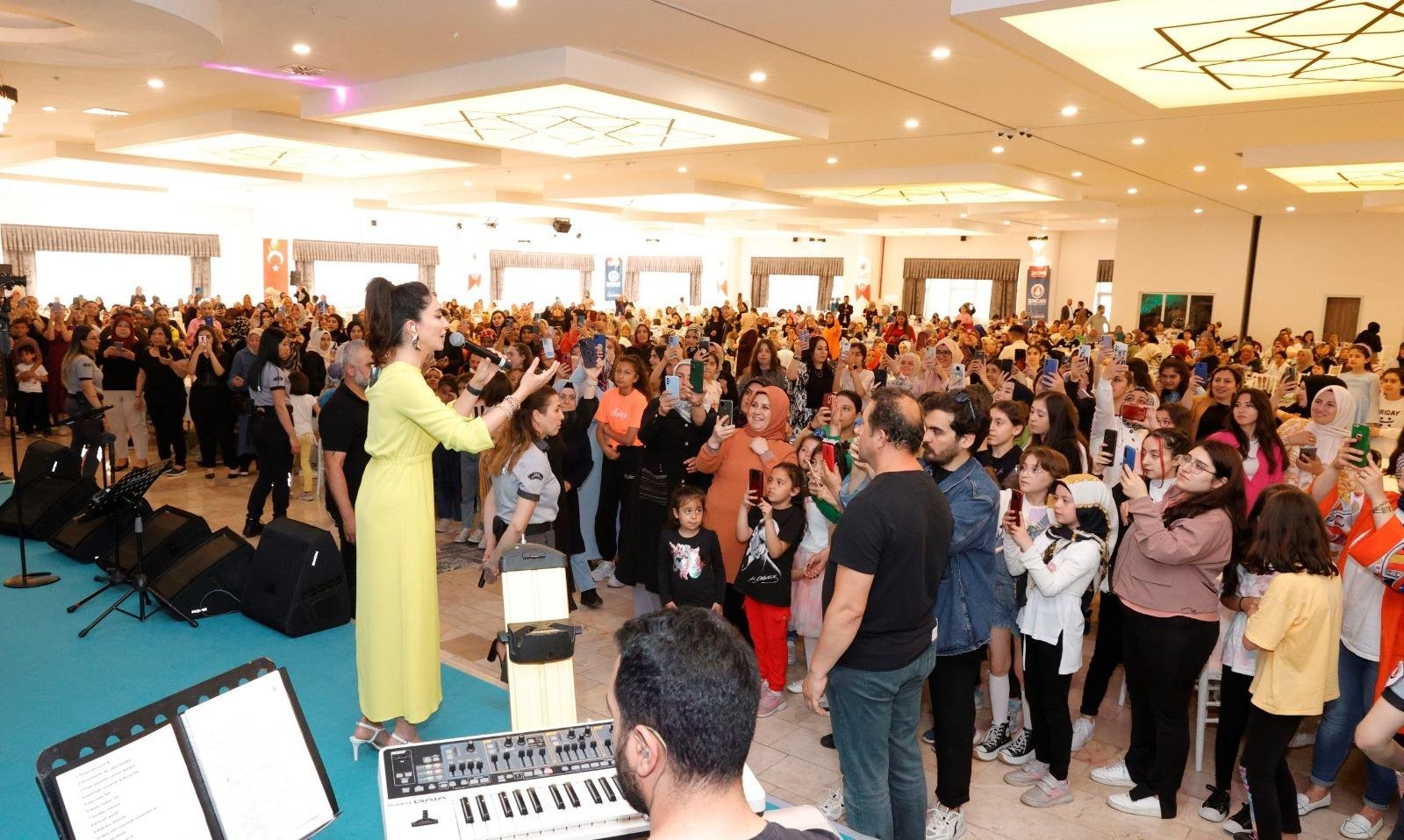 Sincan’da Öykü Gürman Rüzgârı Esti Sincan Belediyesi’nin birbirinden değerli isimleri Sincanlı hanımlarla buluşturduğu “Kadın Kadına