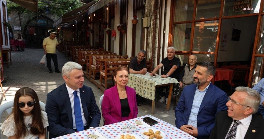 Safranbolu protokolü, geleneksel Tarihi Çarşı Asmaaltı Bayramlaşması'nda vatandaşlarla buluştu.