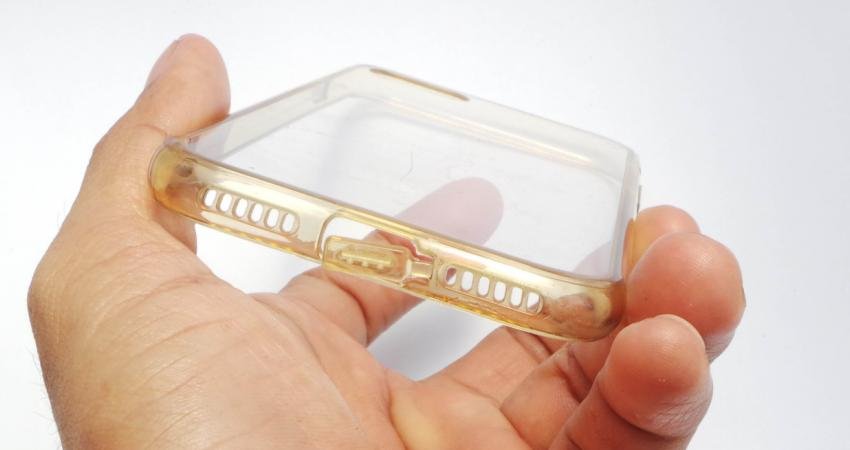 Şeffaf akıllı telefon kılıfları zamanla rahatsız edici bir şekilde sarıya
