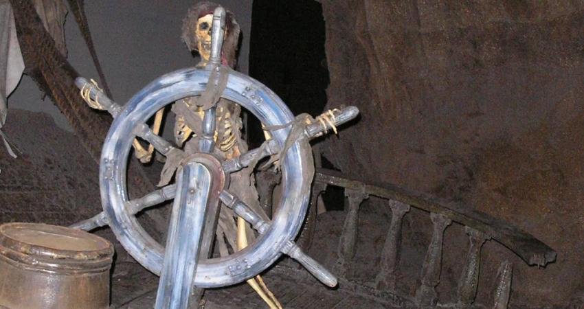 Disneyland'in masum eğlencelerinin arkasında bile bazen şok edici gerçekler yatıyor