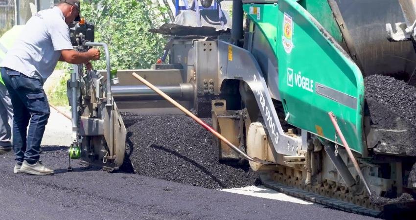 Tarsus Belediyesi, kentte ulaşım konforunu artırmak amacıyla asfalt çalışmalarına devam