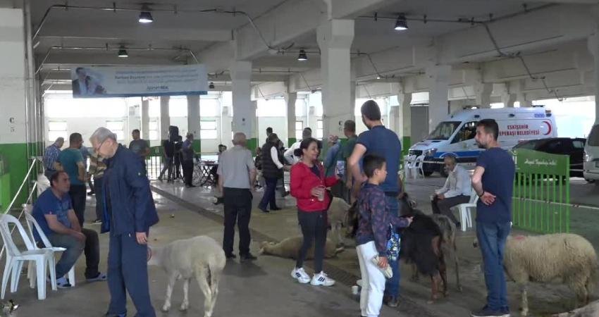 Eskişehirli vatandaşlar, kurban ibadetlerini, Tepebaşı Belediyesi’nin hazırladığı kurban kesim alanında