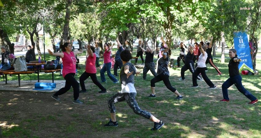 Tepebaşı Belediyesi tarafından ilçenin farklı noktalarında düzenlenen açık hava egzersizleri,