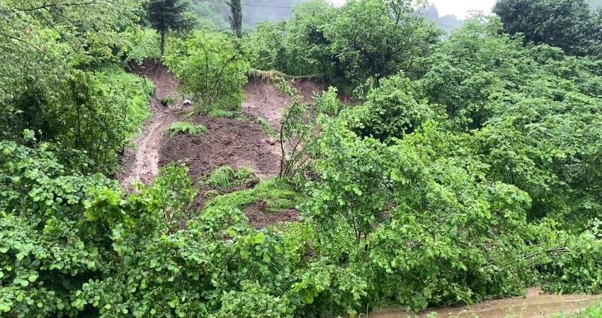 Trabzon’da mevsim normallerinin üzerinde seyreden yağışlar sonrası heyelan meydana geldi.