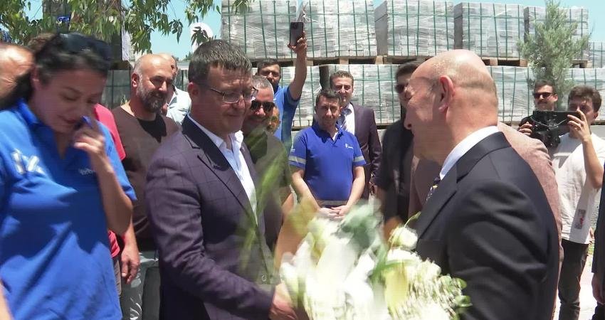 İzmir Büyükşehir Belediye Başkanı Tunç Soyer, İZBETON’un geleneksel bayramlaşma törenine katıldı.