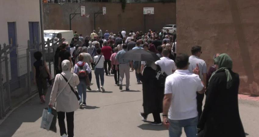 Üniversite sınavının ikinci oturumu olan Alan Yeterlilik Testi (AYT) bugün