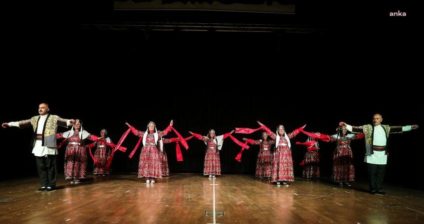 Yenimahalle Belediyesi İkinci Bahar Dayanışma Merkezi sakinleri, hazırladıkları dans gösterisini