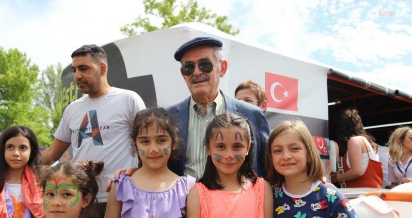 Eskişehir Büyükşehir Belediyesi (EBB) tarafından düzenlenen ‘8. Çocuk Şenliği’nde çocuklara