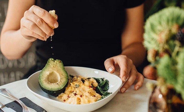 Hayatımızda yaptığımız ufak değişikliklerle bir türlü kurtulamadığımız kilolara elveda diyebiliriz.