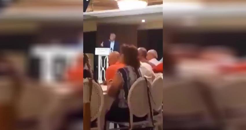 Adana Büyükşehir Belediye Başkanı Zeydan Karalar, kürsüde yanına çağırdığı kişiye