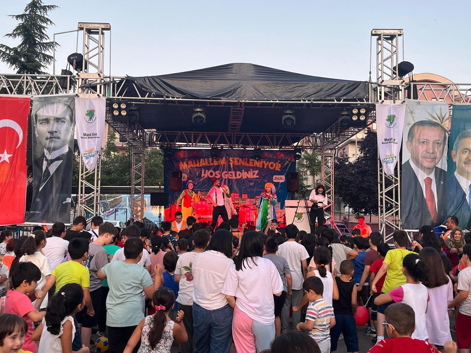 Mamak Belediyesi, yaz akşamlarını “Mahallem Şenleniyor”  ile renklendiriyor.
“Mahallem