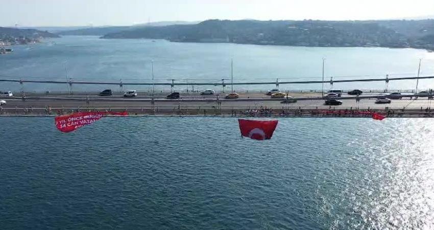 15 Temmuz Şehitler Köprüsü’ne Türk Bayrağı Asıldı Fetullahçı Terör Örgütü'nün (FETÖ) 15 Temmuz 2016 gecesi gerçekleştirdiği