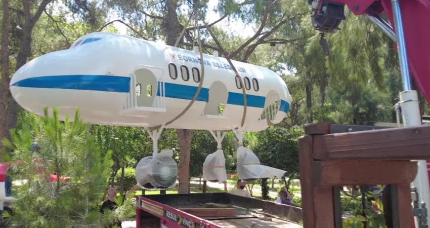 Bornova Belediyesi’nin Büyükpark içinde bulunan oyun parkuruna yerleştirdiği uçak temalı