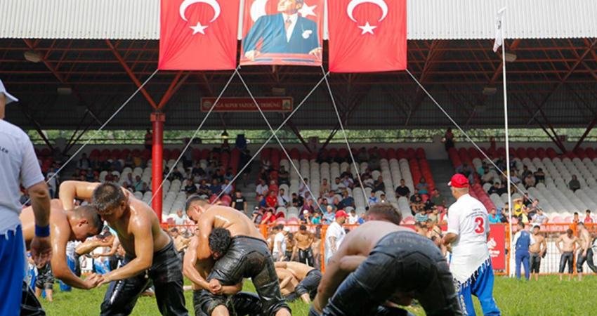 Edirne'de bu yıl 662'ncisi düzenlenen Kırkpınar Yağlı Güreşleri'nin Sarayiçi Er