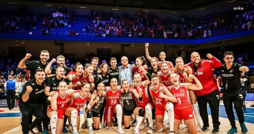 FIVB Milletler Ligi'nin finalinde Çin'i 3-1 yenen A Milli Kadın