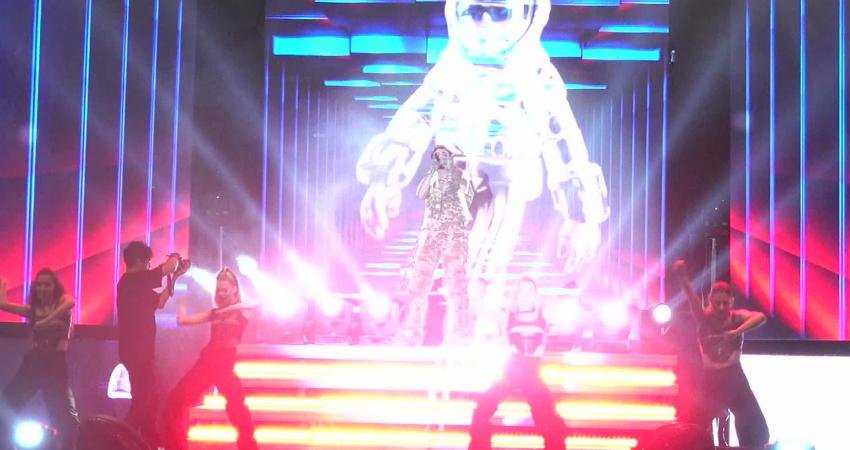 Seyhan Belediyesi’nin “Yaza Merhaba” konserinde sahne alan ünlü rap sanatçısı