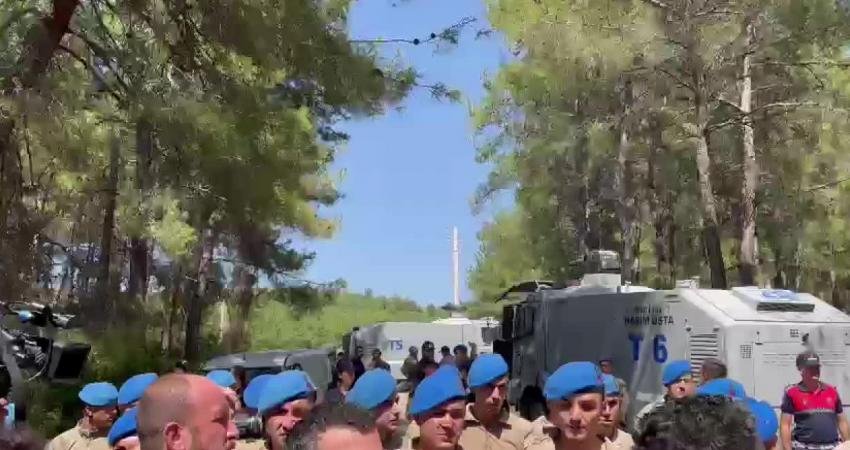 Muğla’daki Akbelen Ormanı’nda ağaçların kesilmesine karşı çıkan köylülere jandarma biber