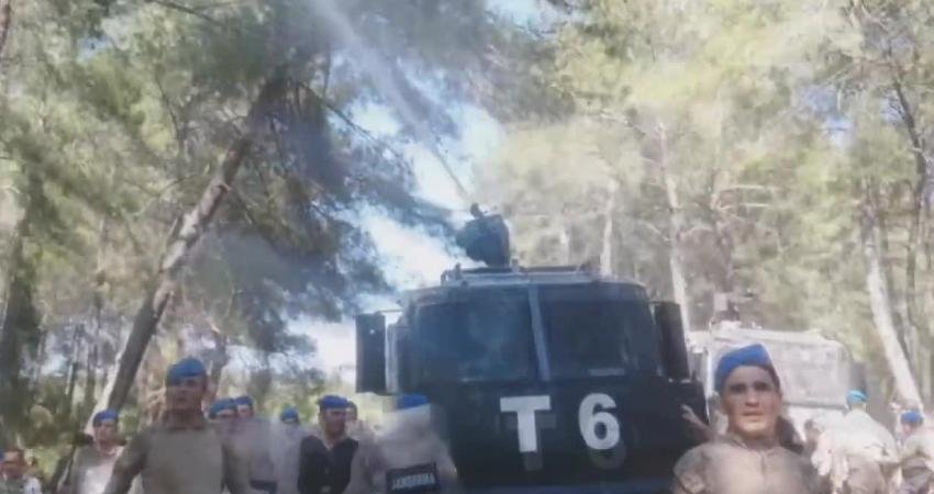 Akbelen’de Gözaltına Alınan Köylüler Hakkında ‘Görevli Memura Mukavemet’ ve ‘Kasten Yaralama’ Suçlarından İşlem Yapıldı Muğla’daki Akbelen Ormanı’nda açılacak kömür ocağı nedeniyle ağaçların kesilmesine karşı