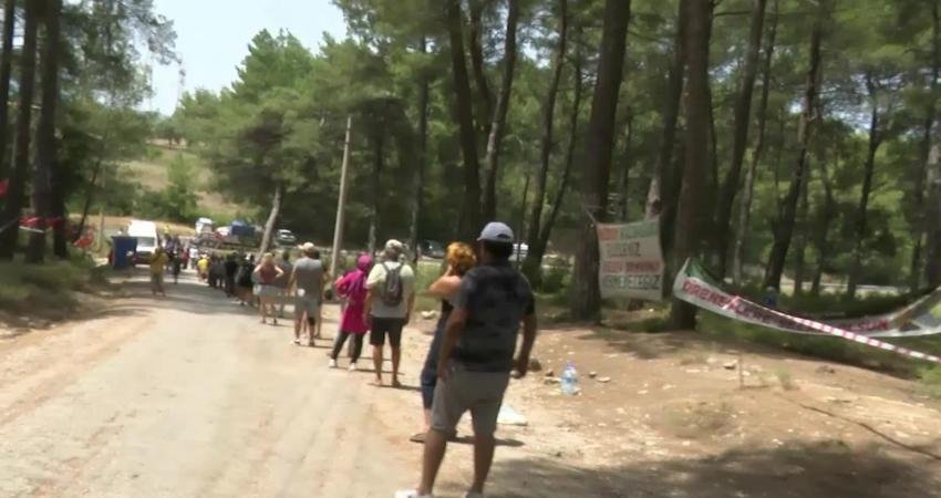 Akbelen Ormanı’nda ağaçların kesilmemesi için direnen köylülere getirilen içme suyunu