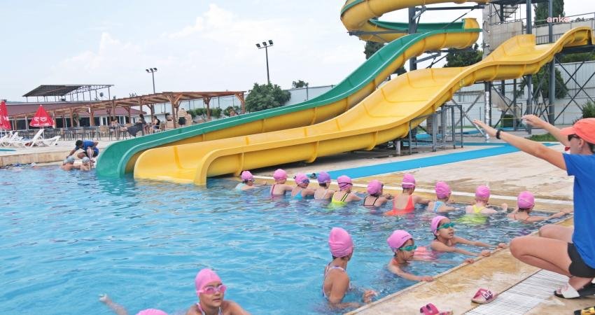 Akhisar Belediyesi’nin başlattığı yaz spor okullarında eğitimler başladı. Futboldan basketbola,