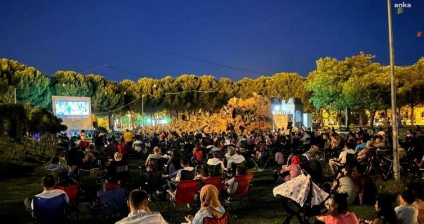 Akhisar’da Açık Hava Sinema Akşamları Başladı Akhisar Belediyesi tarafından organize edilen ‘Açık Hava Sinema Akşamları’ Hüsnü