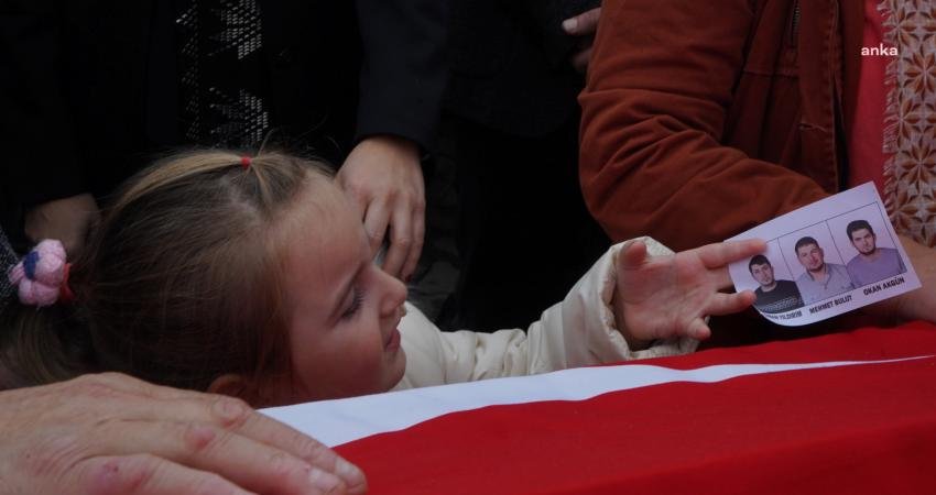 Amasra Maden Faciası Davasına Yarın Devam Edilecek… Tahliye Edilen Müessese Müdür Yardımcısı Atmaca’dan “Bankamatik Memuru Musun” Sorusuna Yanıt: “Mesaim Bitine Kadar Masamda Otururum Ama Tarafıma Görev Yerilmez” Amasra maden faciası davasına yarın, yaralı madenciler ve hayatını kaybeden