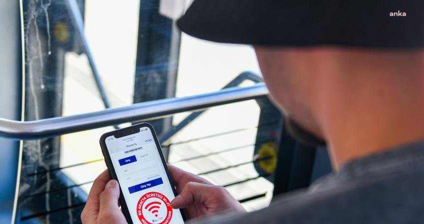 Ankara Büyükşehir Belediyesi'nin, otobüslerde ücretiz Wİ-Fİ hizmeti birinci yılını doldurdu.