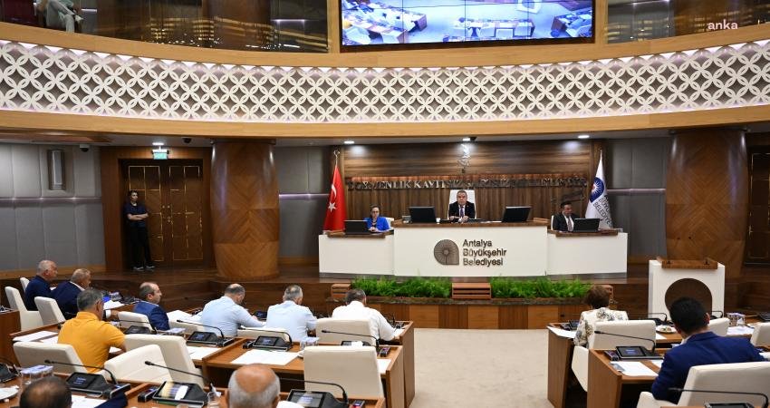 Antalya Büyükşehir Belediye Başkanı Muhittin Böcek, “Toplu ulaşımı belediye yapmak