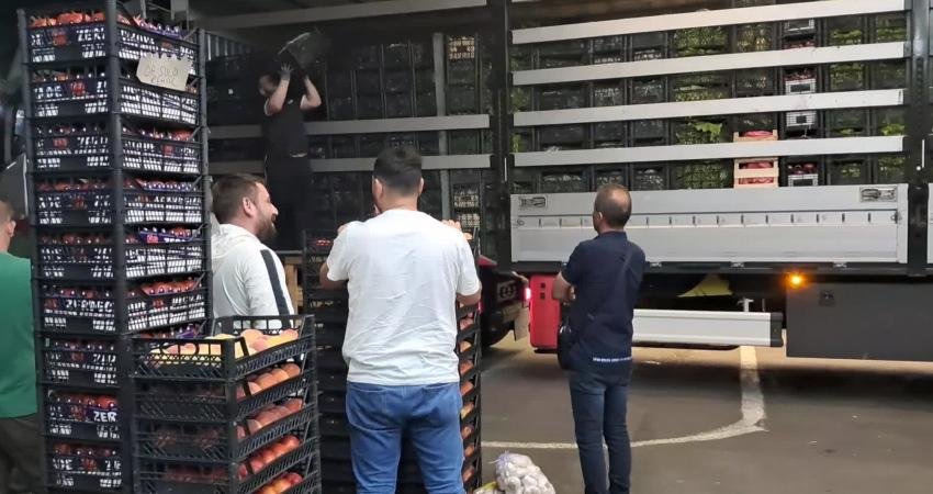 Artvinli Sebzeci Babacan: “Sebze Meyvede Yaz Sezonu Diye Bir Şey Kalmadı. Kış da Aynı Yaz da” Artvin’de 12 yıldır sebzecilik yapan Selçuk Babacan, “Hala kavunun kilosu 25