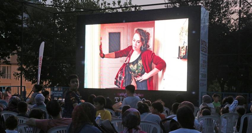Ataşehir’in parkları sıcak yaz akşamlarında komedi filmleri ve tiyatro oyunlarına
