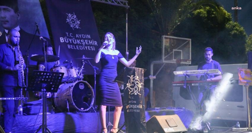 Aydın Büyükşehir Belediyesi’nden Sultanhisar’da Konser Aydın Büyükşehir Belediyesi Konservatuvarı, ‘Yaz Konserleri’ kapsamında Sultanhisarlı müzikseverlerle buluştu.