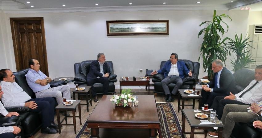 Batur’dan Yalçın Ata’ya Hayırlı Olsun Ziyareti Konak Belediye Başkanı Abdül Batur, göreve yeni seçilen İzmir Esnaf