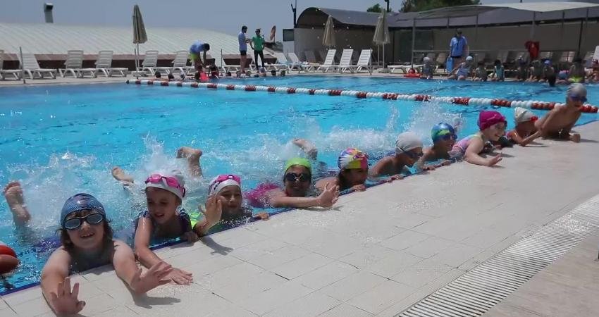 Bayraklı Belediyesi’nin yaz aylarında yüzlerce çocuğu bir araya getirdiği yarı