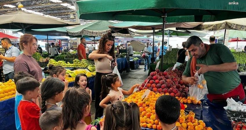 Bayraklı Belediyesi, eğitim çalışmalarını ‘sokağa’ taşıdı. Ayda ve Elif Bebek