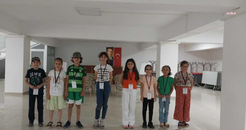 Bilecikli Çocuklar, Yaz Döneminde Hem Eğleniyor Hem Matematik ve Robotik Kodlama Öğreniyor Bilecik Belediyesi ve Bilecik Kent Konseyi iş birliğiyle hazırlanan kurslarda