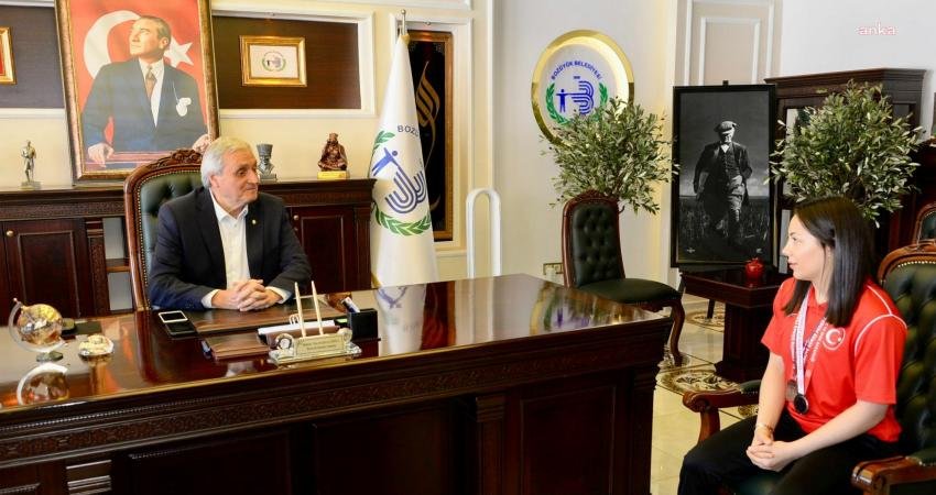 Bilecikli Sporcu Başak Duman’dan Bozüyük Belediye Başkanı Bakkalcıoğlu’na Ziyaret Bilecik’in güreş branşında altın madalya kazanan ilk kadın sporcusu olan