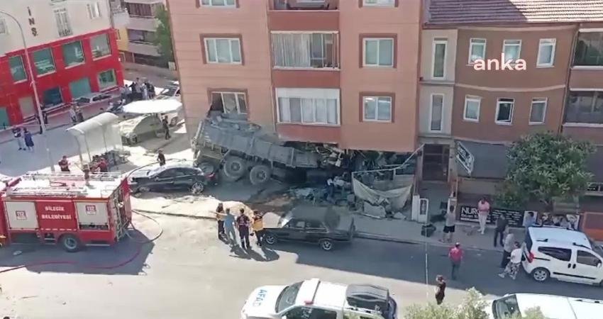 Bilecik'te freni patlayan kamyonun, üç aracın ardından bir apartmana çarparak