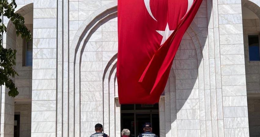 Muğla’da Bodrum Havalimanı kavşağındaki orman yangınına, bir aracın içinden atılan