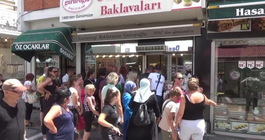 Edirne’ye gelen Bosna Hersekli turistler, baklava alarak ülkelerine döndü. Baklavacı